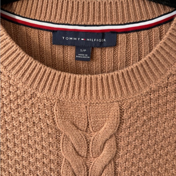 Tommy Hilfiger Camel-Coloured Cable Knit Sweater | Size Small | Cabincore - Picture 3 of 4